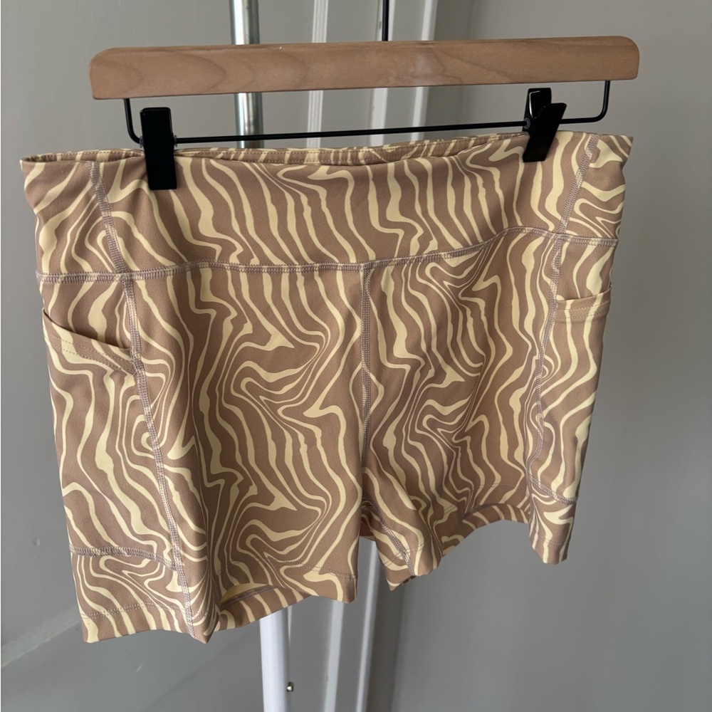 Outdoor voices pampas swirl zoom 3. 5 inch biker shorts with pockets size XL